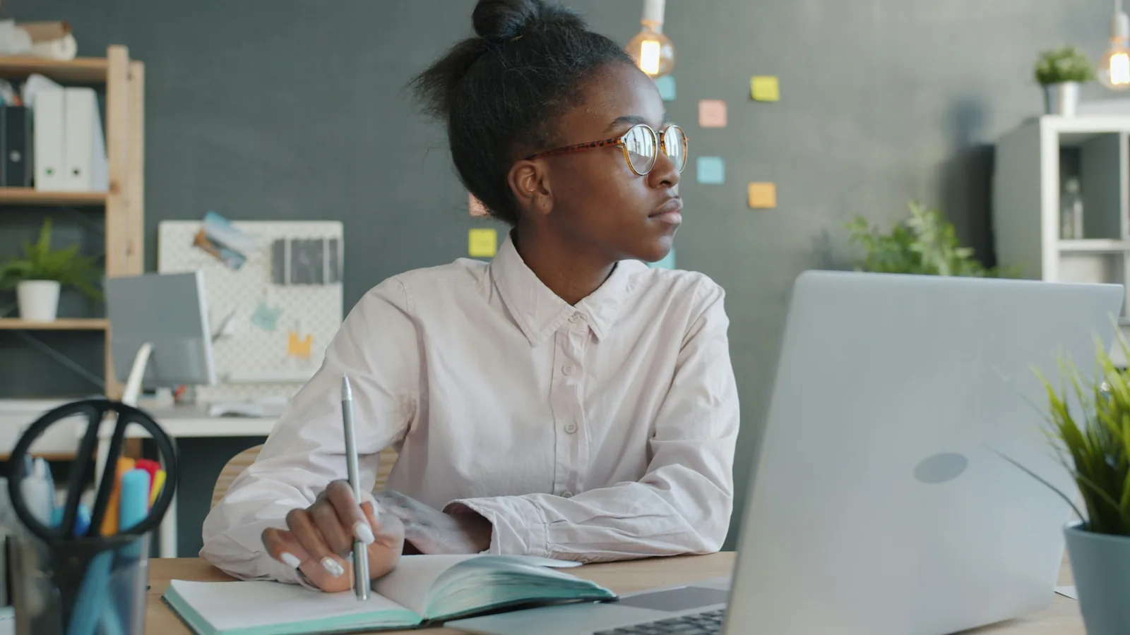 woman working - Cyber Monday Marketing
