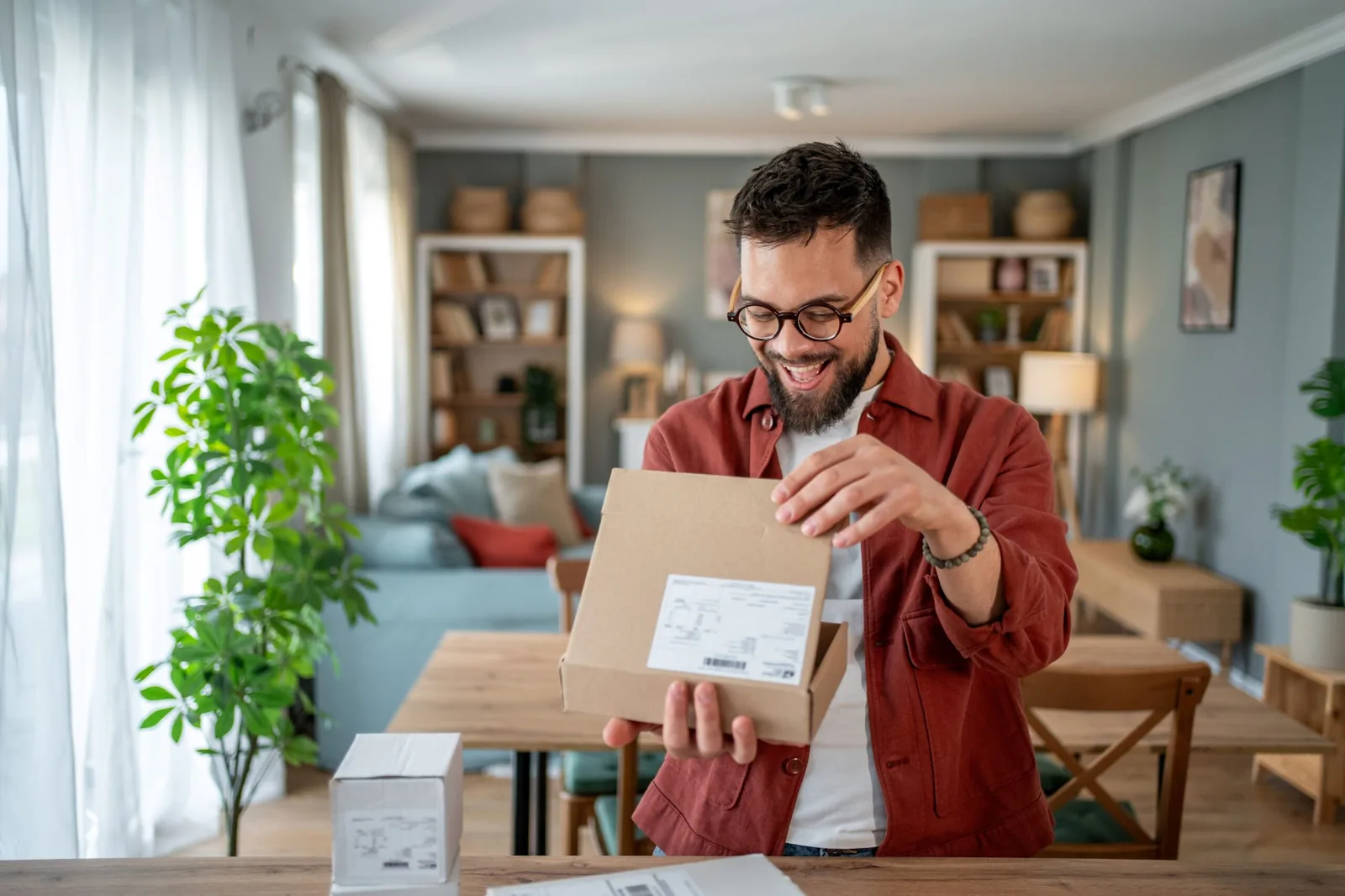 Product Videos for eCommerce (Impact On Sales, Types & 21 Examples)